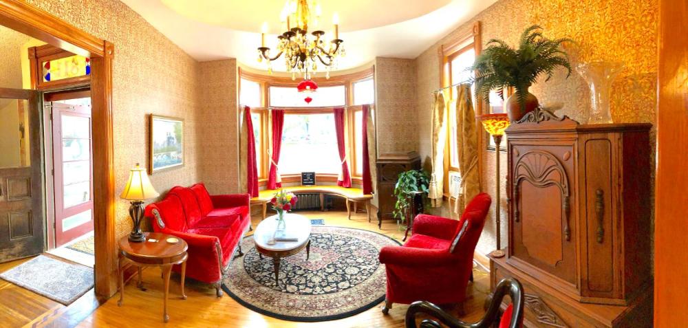 Moulin Rouge House Bed and Breakfast